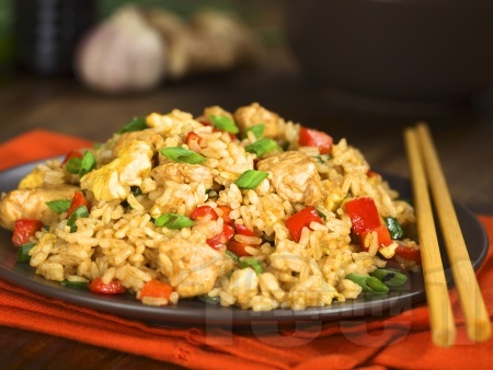Задушен ориз с хапки от пилешко филе, зеленчуци и соев сос на тиган по китайски - снимка на рецептата